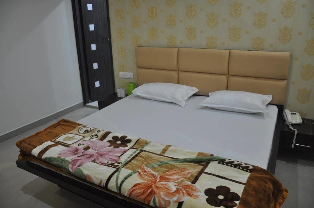 Hotel Silver Stone Лудхиана Экстерьер фото